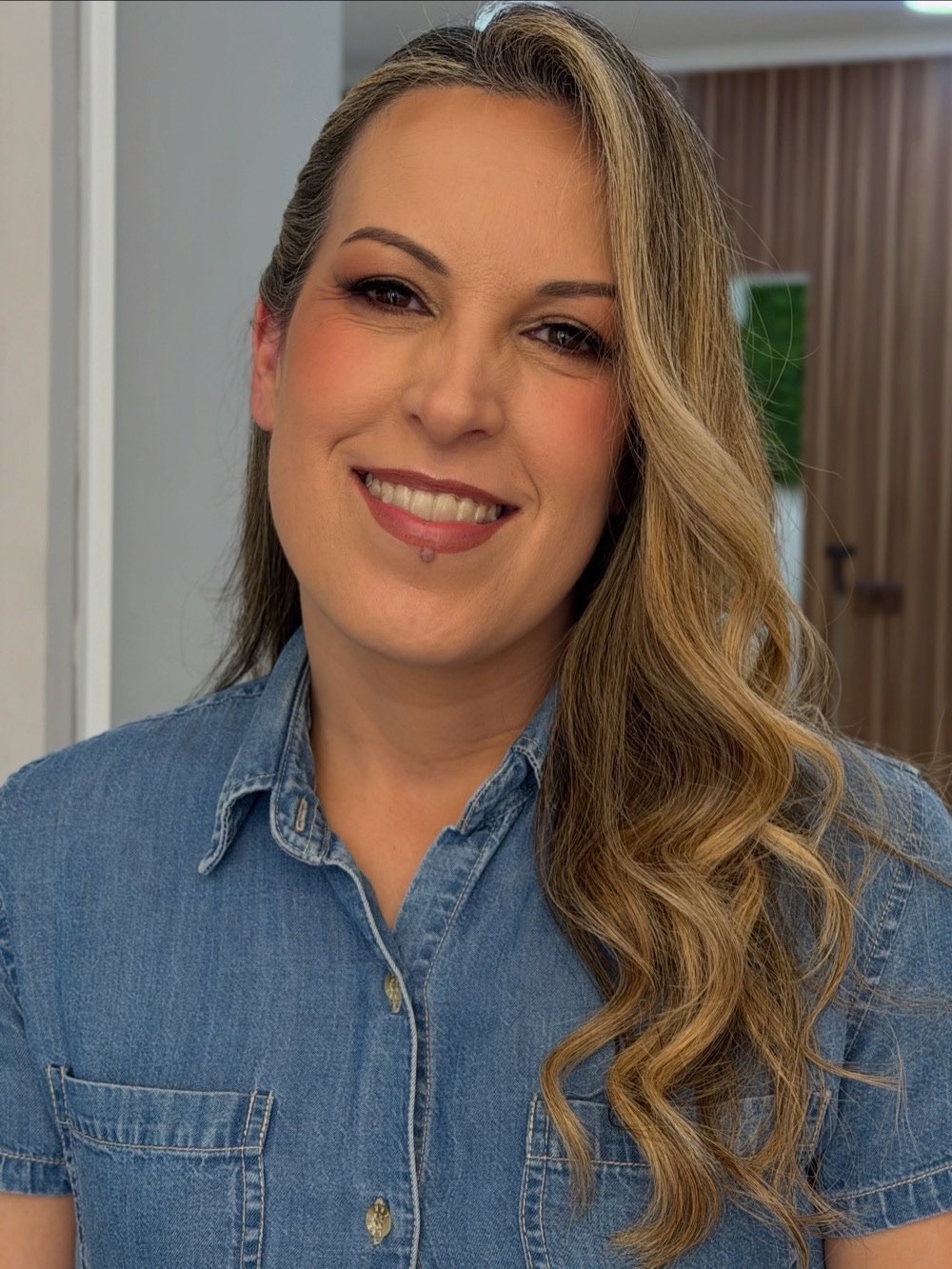 Cabelo loiro iluminado com mechas, trabalho de coloração do Espaço Irene Rodrigues