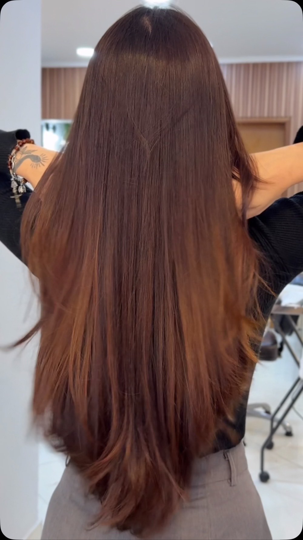 Cabelo longo morena iluminada com brilho saudável