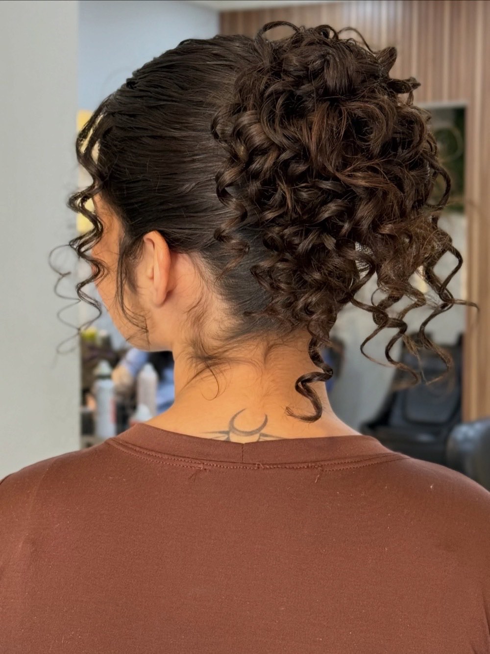 Penteado preso em cabelo cacheado com mechas loiras
