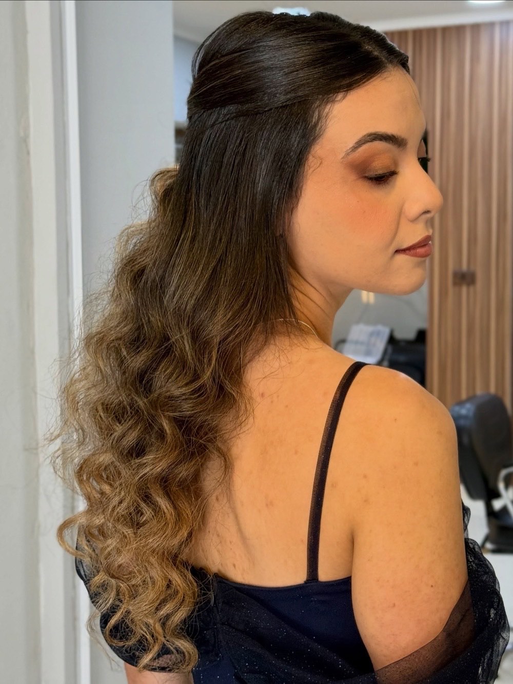 Cabelo solto com ondas e mechas para evento