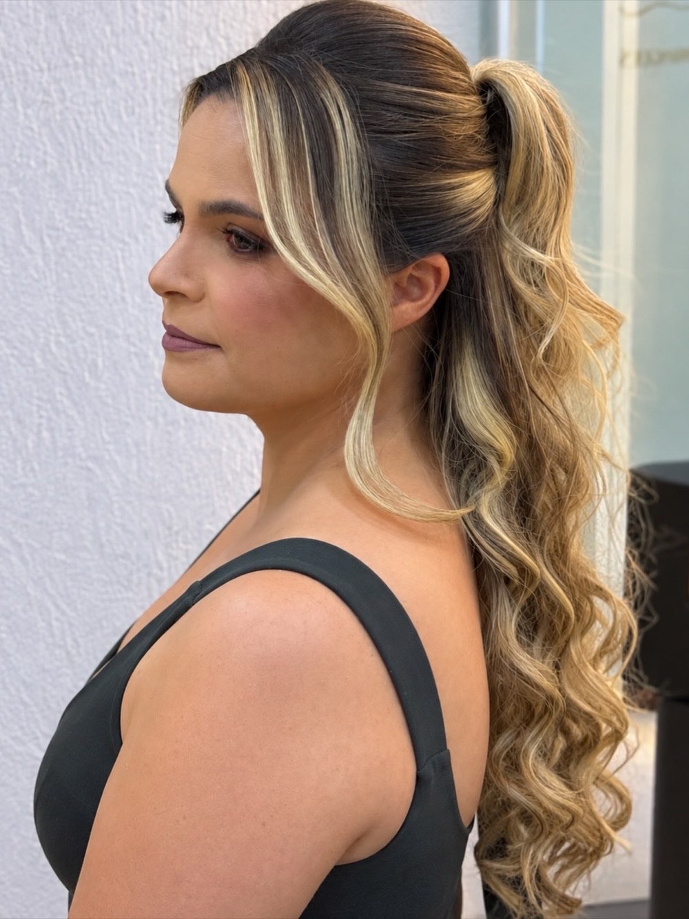 Rabo de cavalo alto com mechas loiras