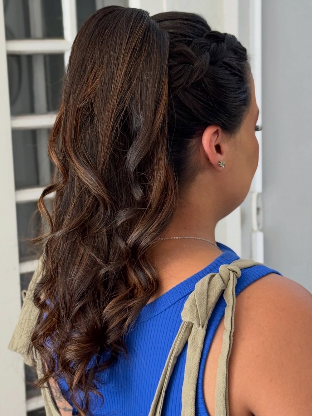 Rabo de cavalo alto com mechas e ondas
